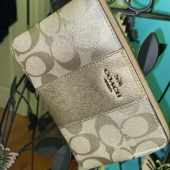 Coach wristlet NWOT - Picture 2 of 6